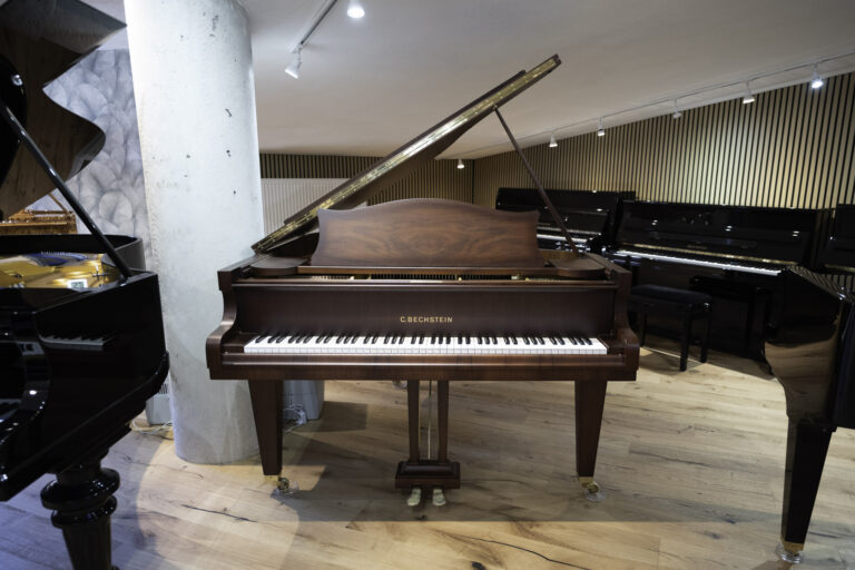 C. Bechstein Flügel L167 Satin-Nussbaum Gesamtansicht frontal