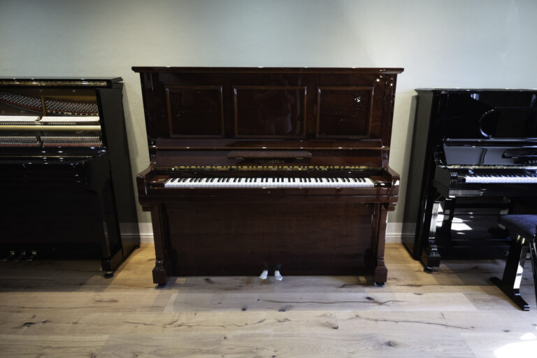 C. Bechstein Klavier Modell 7 in Pommelé-Mahagoni Gesamtansicht frontal