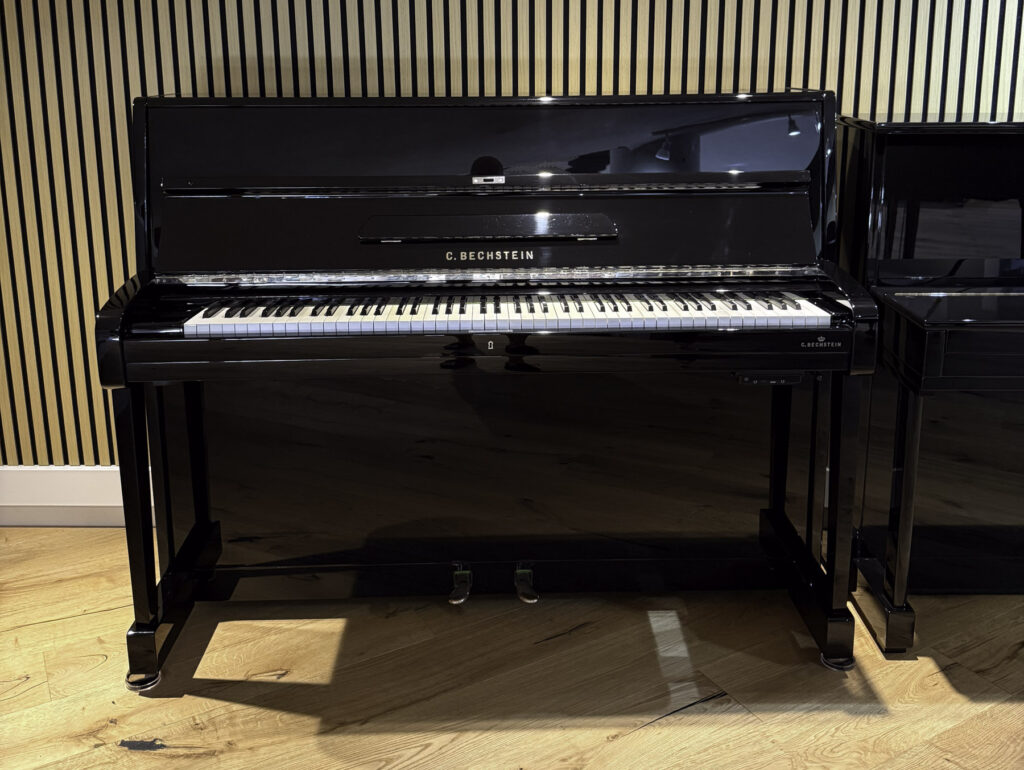 C. Bechstein Klavier Modell 12N mit VARIO Digitalsystem Gesamtansicht frontal