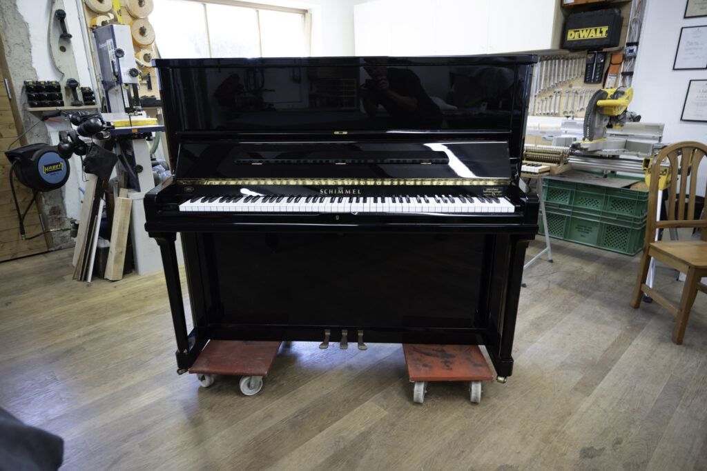 Schimmel Klavier 130 T Gesamtansicht frontal