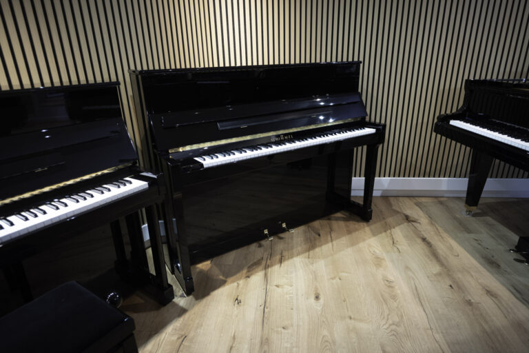 Schimmel Klavier Modell 116 mit Silent-System Gesamtansicht schräg