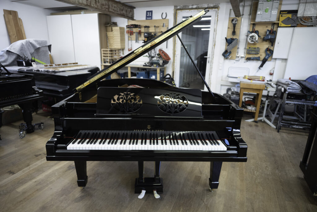 Steinway & Sons O-180 Gesamtansicht frontal