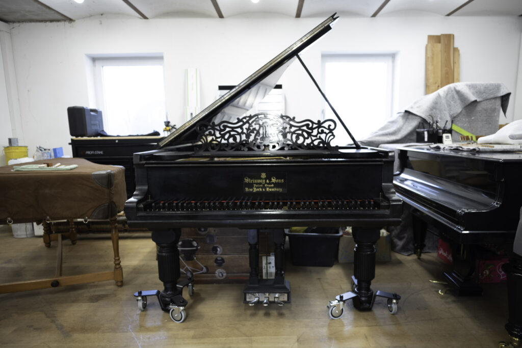 Steinway & Sons B-211 "Patent Grand" Gesamtansicht frontal