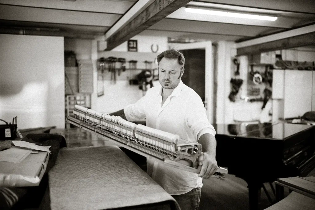 Flügelreparatur des Klavierbauers Alexander Pischetsrieder geb. Becker mit kompletter Flügelmechanik